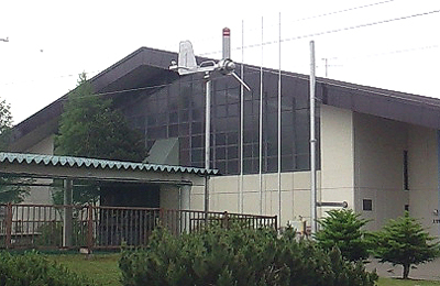 どう見ても風向風速計・・風力発電？