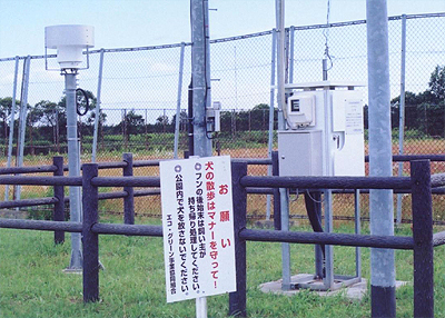 後方は使われなくなったテニスコートか