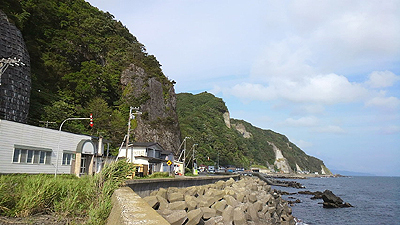 海岸に迫る崖