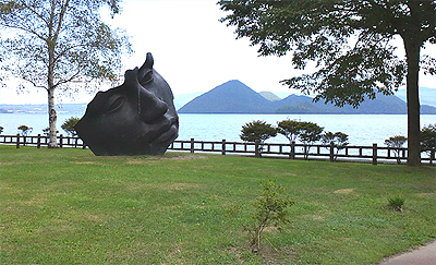 巨大な仮面