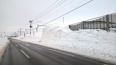 柵を越える地吹雪