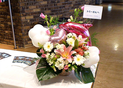 花に乗ったイルカ