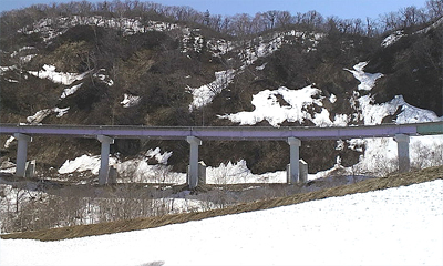 綱渡りのような道路