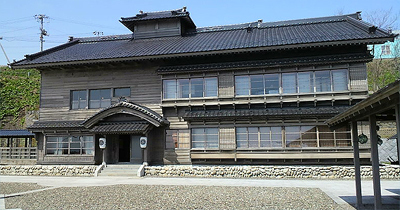 屋根瓦が新し過ぎる