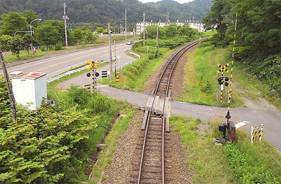 まず線路を跨ぐ
