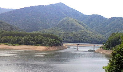 今は鉄橋渡るぞと