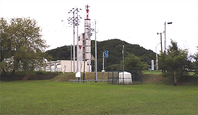 消防署の搭と通信アンテナ