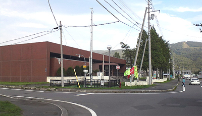 無機的な建物