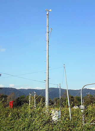 すだれ動かし秋の風吹く