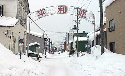 猫すら歩いていない平和な通り