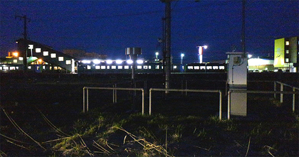 駅と跨線橋と列車