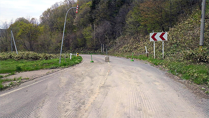 泥が流れる道路