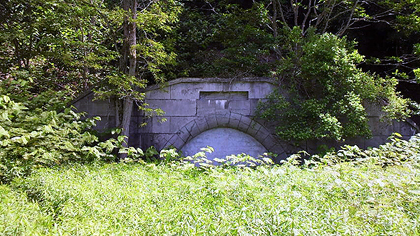 地底への入口