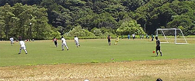 競る