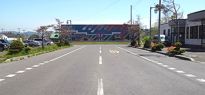 駅の跡地に壁