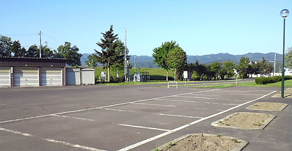 裏の駐車場
