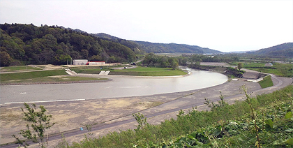 川は流れる