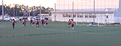 惜しくも右へ