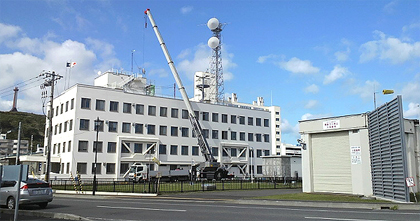 左遠くは開基百年記念塔