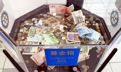 投げ込み式募金箱