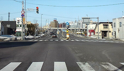 川を越え、線路を越えて