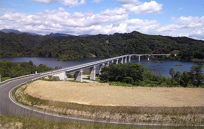 集落を呑み込んだ湖に架かる橋