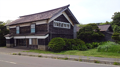 酒屋に見える
