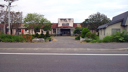 不思議に低い校門