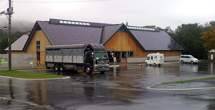見学のためトラックで乗り込む