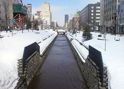 川は流れる
