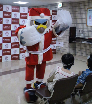 子供を威圧している