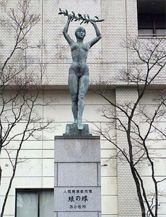 左足を踏み外す像
