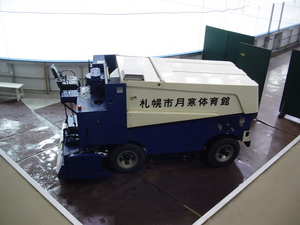 客席から見た氷上清掃車