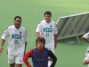 試合終了後のクライトンとノナト