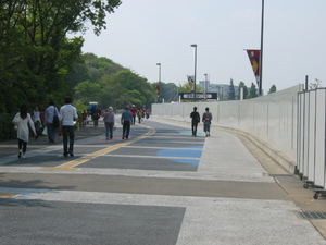 スタジアムまでの歩行者専用道路