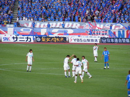 征也をたたえる選手たち