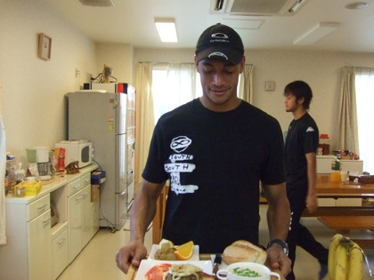 目的を持って歩く石井ちゃん