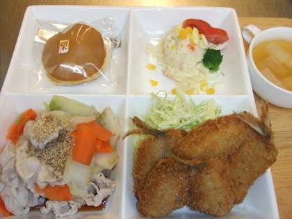 大好きなアジフライ。やっぱ味塩で食べるのがいいかな。