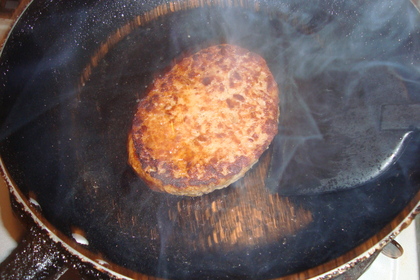 香ばしくラードで焼きます