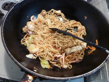 麺に焦げ目が付くまで焼きます