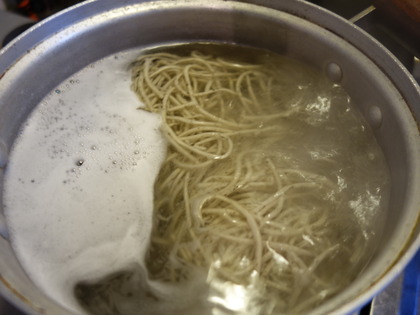 硬めに茹でます