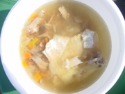 手羽と牛すじの塩味スープ。
