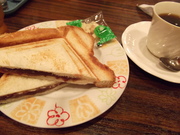 ナゼか小袋に入ったおかきがついてます。