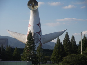 モノレールのなかより～太陽の塔。