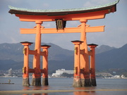 厳島神社の大鳥居。