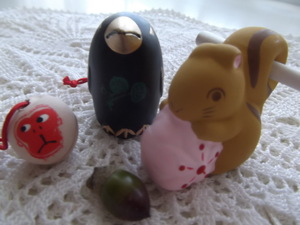 おみくじを持ったお守りたち。