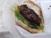 かじりかけ、モッツァレラチーズのハンバーガー。