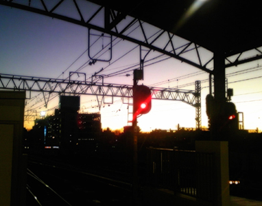 夜の帳が下りかかる池袋駅のホーム